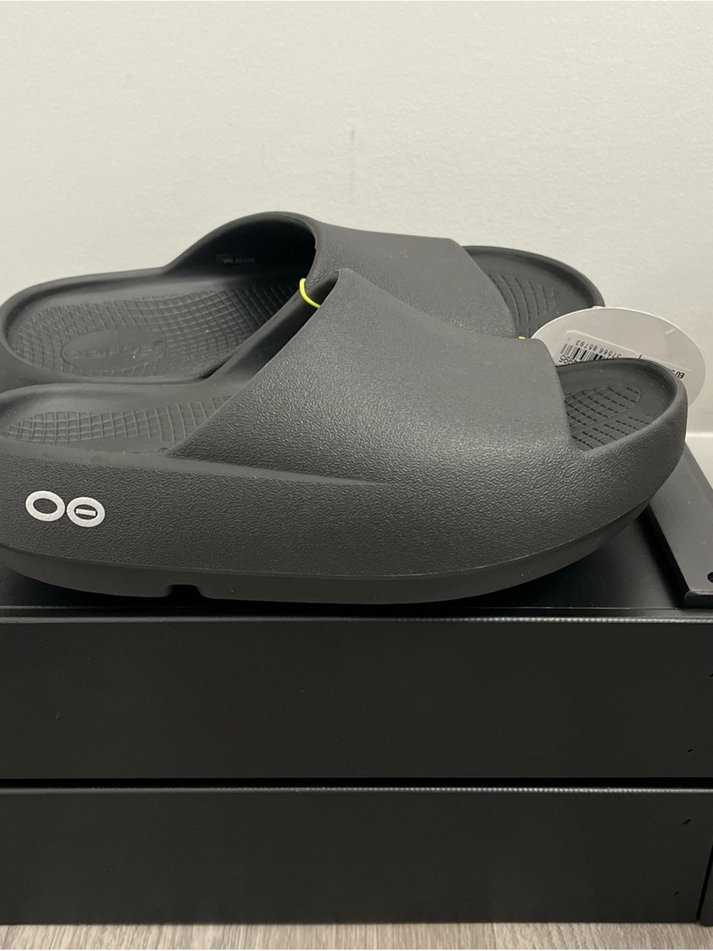 Oofos Ooahh plus + black slides sandals women’s size 6 men’s size 4 new